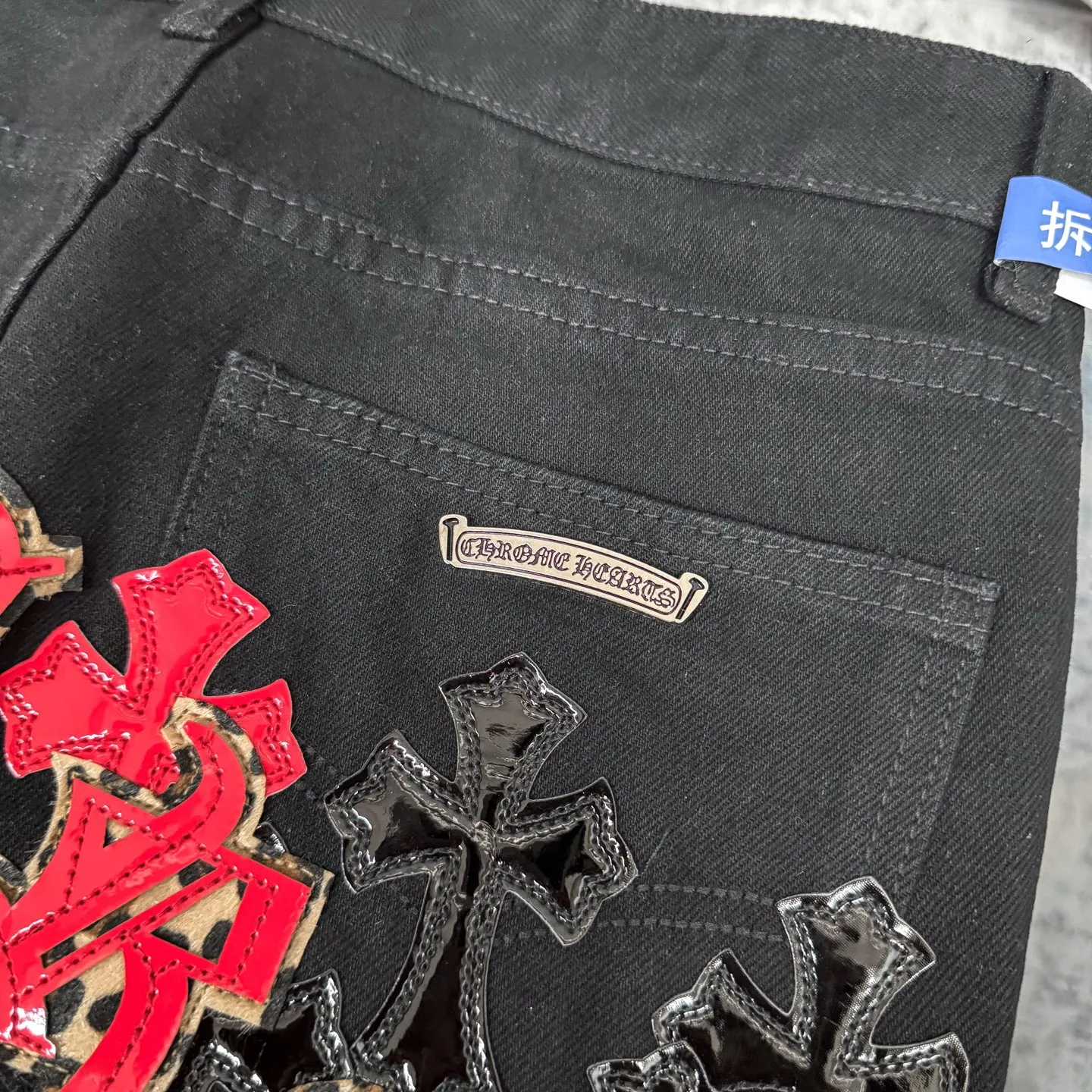 P240 Chrome Hearts 24SS Cross Sanskrit limited style graffiti printed leather jeans. Chrome Hearts limited edition leather washed jeans, Miami limited jeans, the entire cross leather is hand-made_different version, a heavy black blue cow fabric with moderate thickness and texture, antique metal silver label decoration, denim embedded thread manufacturing and production 💙Among Chrome Hearts' many trousers, its color is unique, and people are deeply attracted at a glance. It is made of beaded canvas fabric and has been washed with heavy water. The upper body is very textured, crisp and stylish, and will not collapse at all. The three-dimensional cut of the trousers has a first-class effect in modifying the shape of the legs. It can be easily controlled by any figure, and you can instantly become a street trendy person when you put it on.  🔩Customized hardware, full of texture, every detail is done to the extreme. The thick beaded canvas fabric becomes soft and skin-friendly after washing, and has excellent breathability, making it comfortable to wear all day long. Customized small leather label, unique design, simple yet elegant, exquisite workmanship, neat wiring, every detail demonstrates quality and style.  These pants are gender-neutral and can be worn by both men and women, easily creating a sense of fashion. Pair them with a T-shirt or sweatshirt and you can easily go out and hit the streets. Size: 28/30/32/34/36 Waist: 69/74/79/84/89 Pants length: 102/103/104/105/106